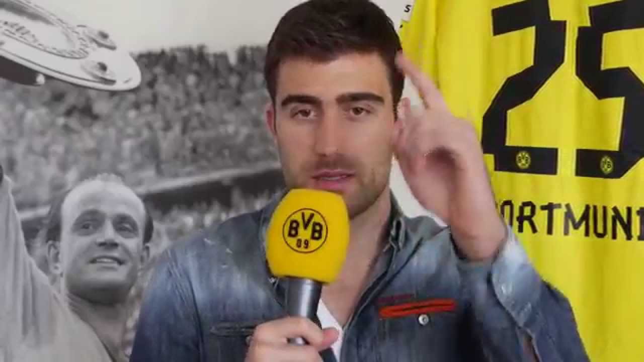 Sokratis singt 