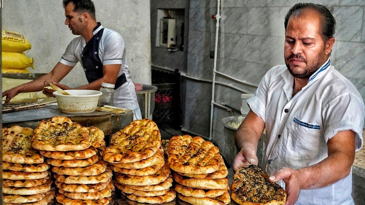 приготовление очень вкусного варварского хлеба в исфахане по утрам