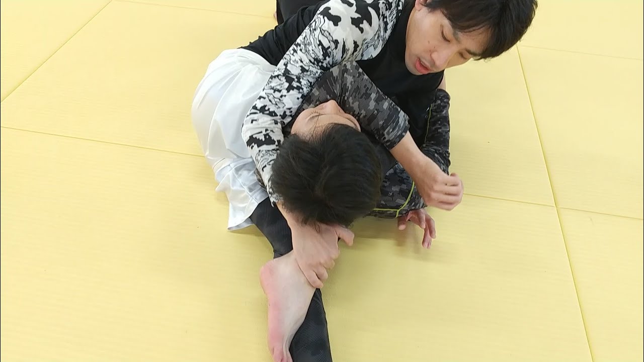 袈裟固めからの変形三角絞めのやり方
