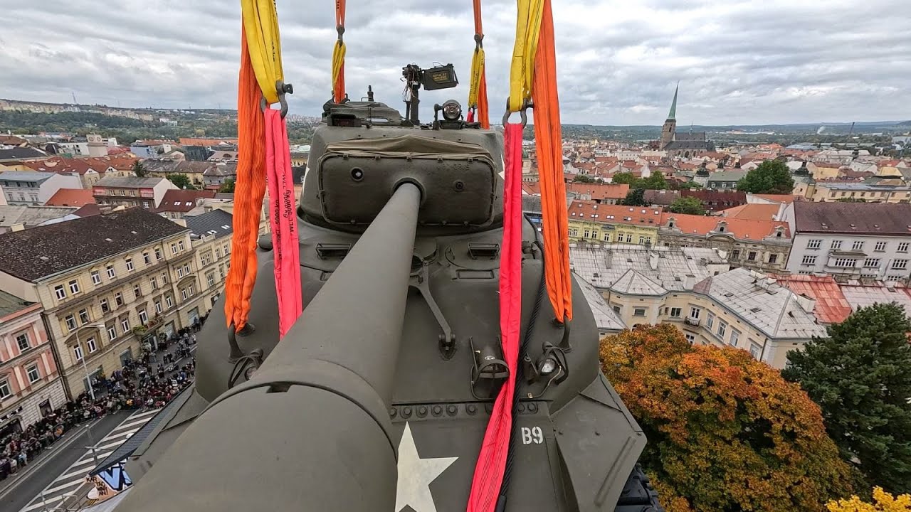 Stehovani Americkeho tanku M4 Sherman jerabem AC 500 - Pilsen 11.10.2025
