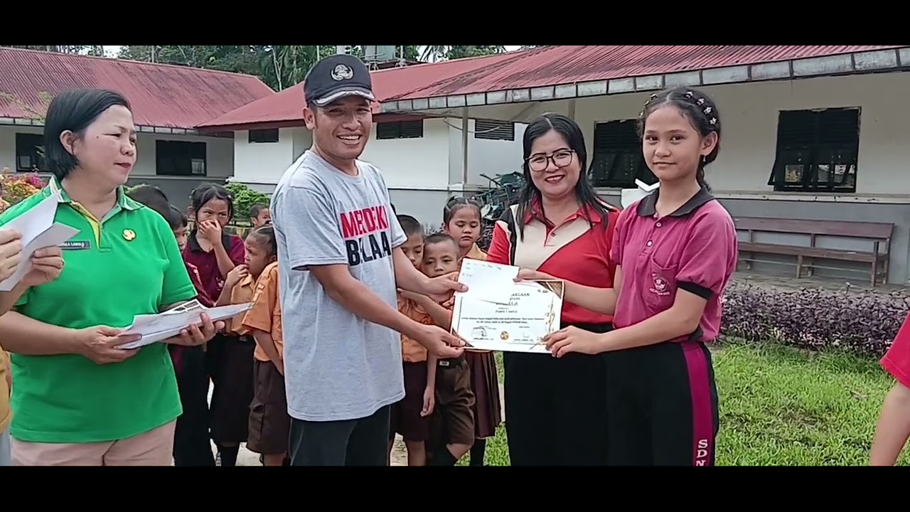 Pemberia Piagama Penghargaa Bagi Anak SDN 075045 Somi. 281125