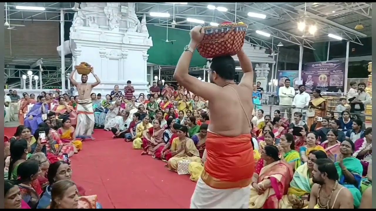 కొత్తపేట అష్టలక్ష్మి ఆలయంలో వివిధ దేవాలయాల నుండి ప్రత్యేక పూల మాలలు తెచ్చి మాల మార్పిడి నిర్వహించారు