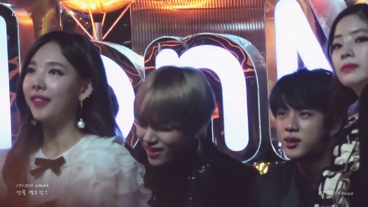 171202 MMA 멜론뮤직어워드 뷔 가수석 직캠 | 멜로망스-선물 따라부르는 뷔 | BTS V FOCUS (with JIN)