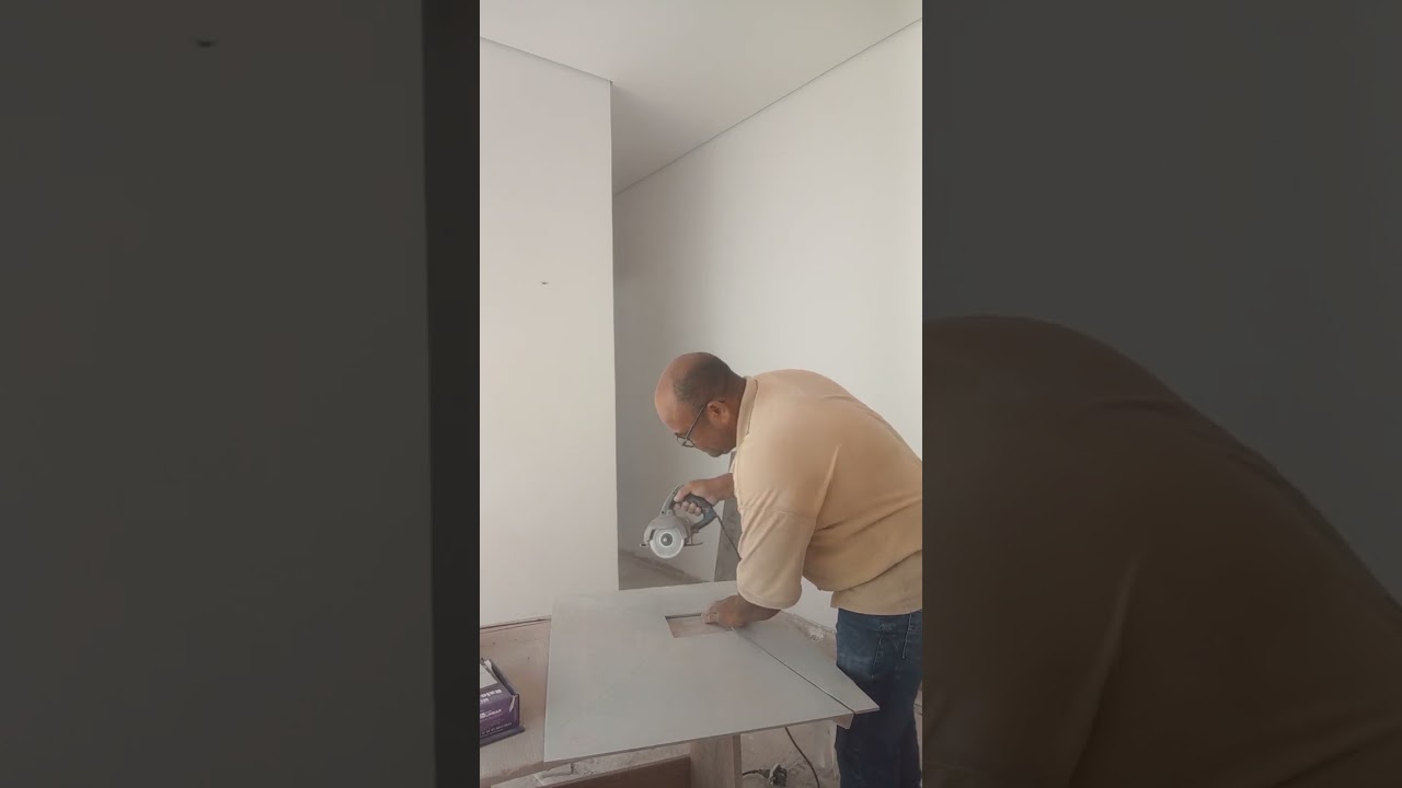 Corte de peça em porcelanato para ralo oculto .