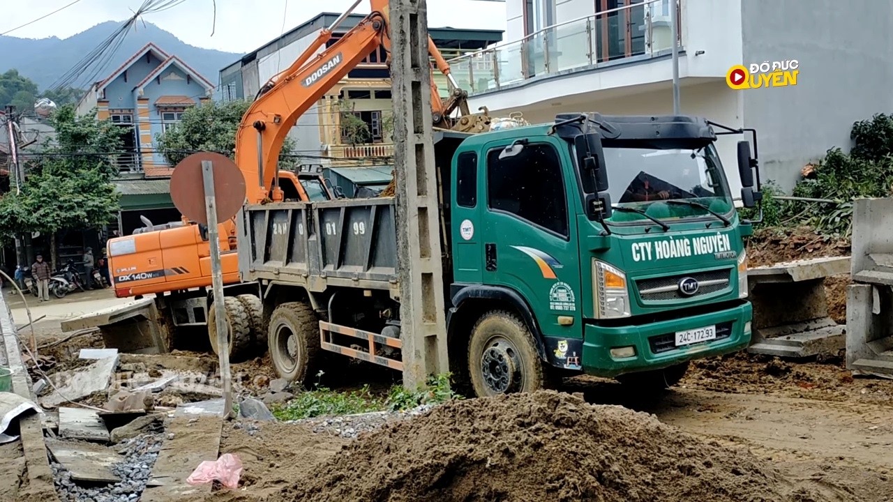 Máy xúc Doosan 140 múc đất Xe tải đổ đá vs Xe Ôtô tải ben chở đổ đất Máy xúc Komatsu 200 san đất