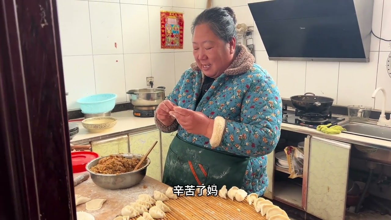 辞旧迎新，小雨在这里给大家拜年了，祝，事业蒸蒸日上，前程似锦 #传承好家风 #贴对联 #包水饺