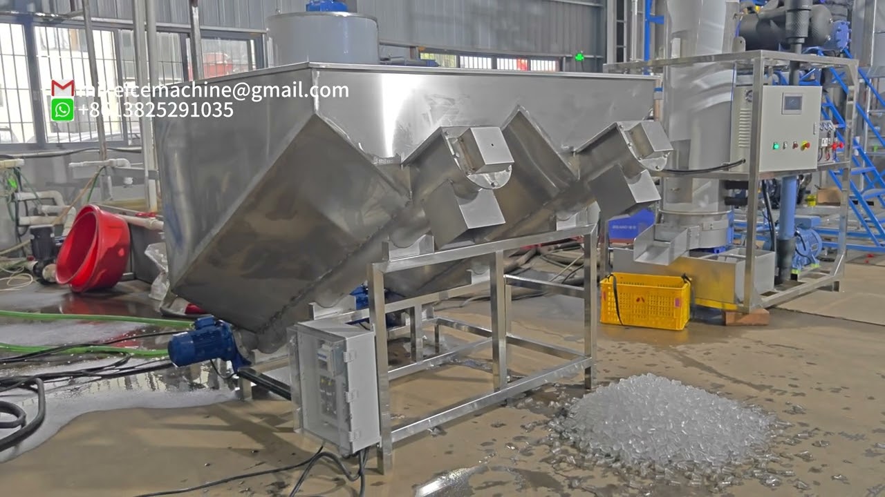 Efficient ice packing hopper with 2 screw conveyors