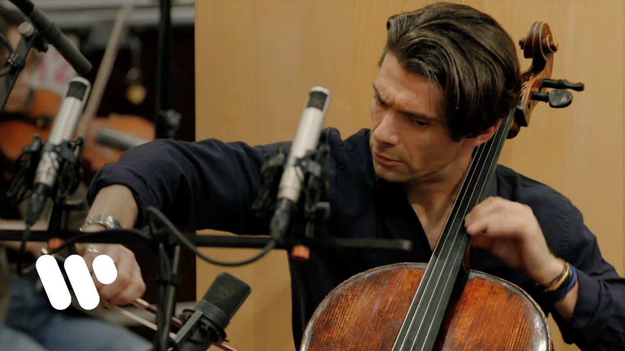 Gautier Capu&ccedil;on plays Les Champs-Elys&eacute;es
