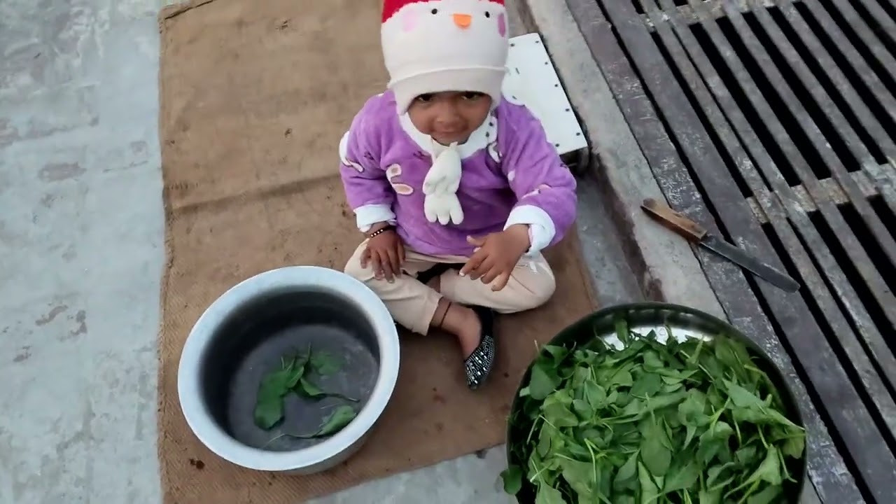 Gudiya 🧑 ne saaf karvaya palak 🥬
