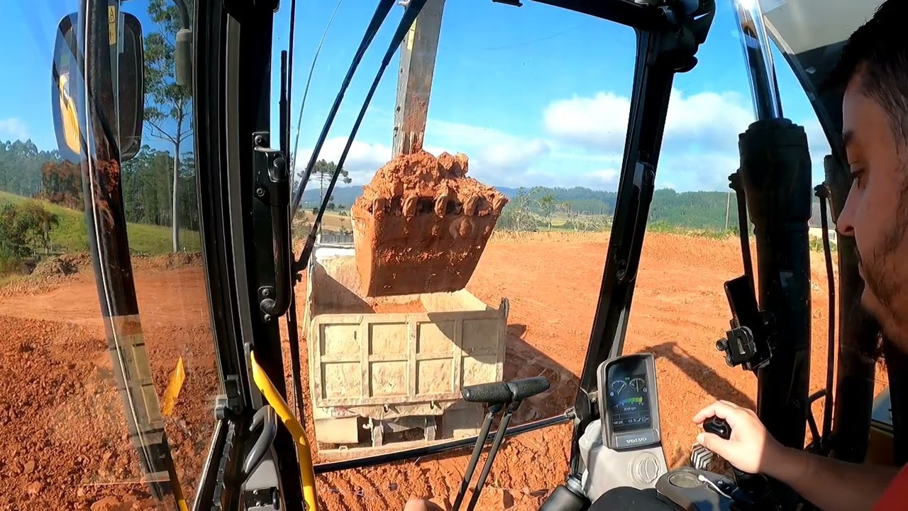 Escavadeira volvo 140 no carregamento