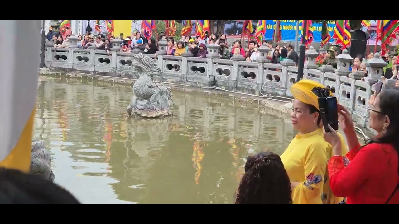 LỄ HỘI TRUYỀN THỐNG LA KHÊ ,MỜI MỌI NGƯỜI LẮNG NGHE GIỌNG HÁT THÚY HƯỜNG .