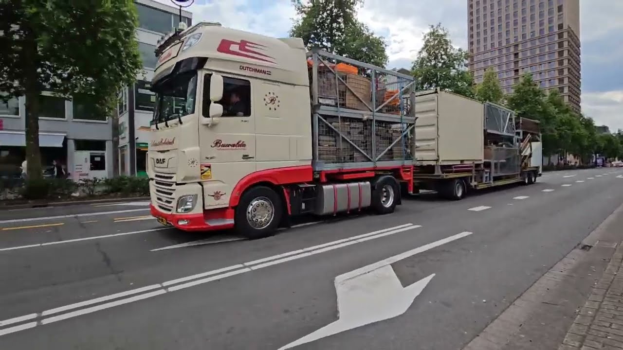 Die Kirmes Schausteller Kommen !!!! Ankunft Kirmes Transporte Kirmes Tilburg 2025 - 1