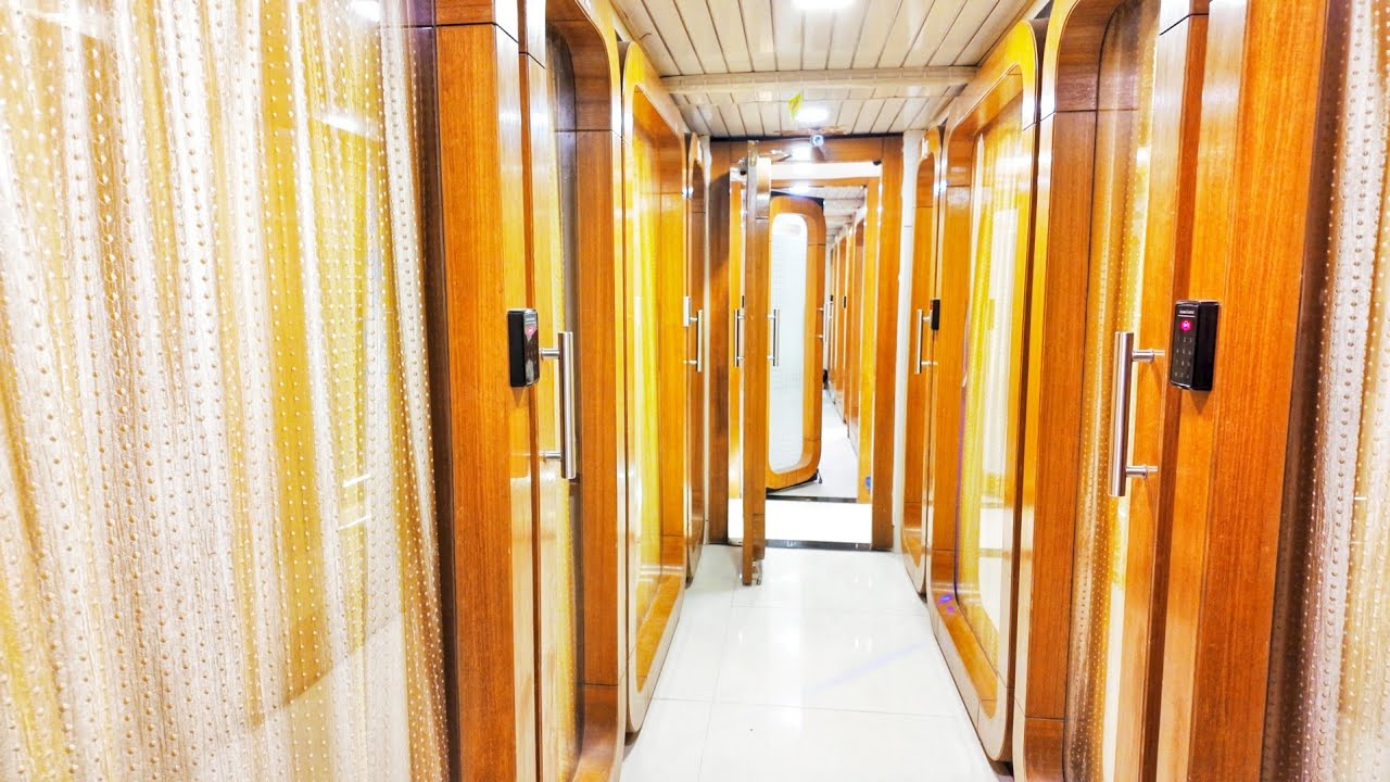 Staying in Mumbai's 🇮🇳 14$ Business Class Capsule Hotel