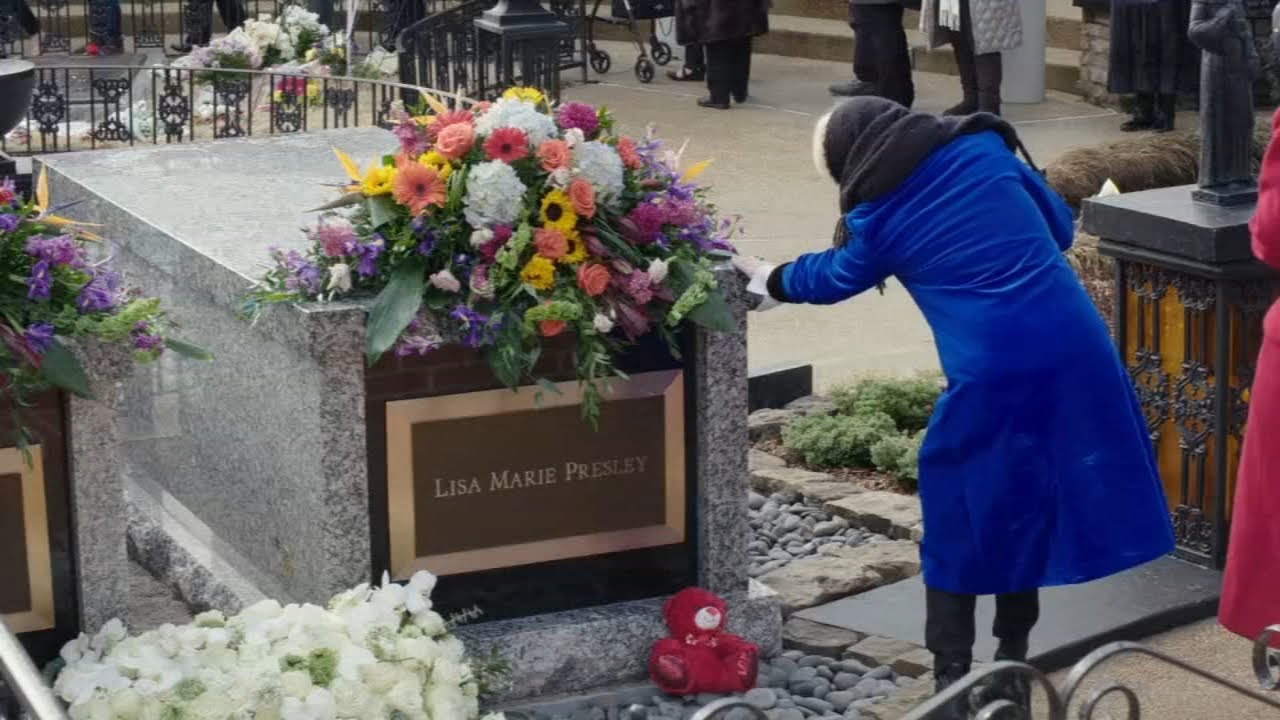 Fans, celebs gather at Graceland to mourn Lisa Marie Presley