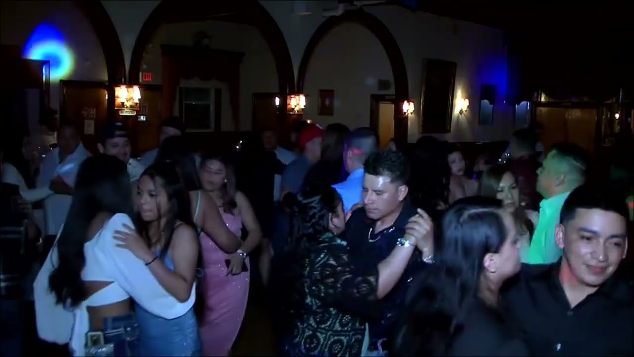 Asi somos los chapines en usa bailando a lo grande con Manuel el insensible del tex mex 