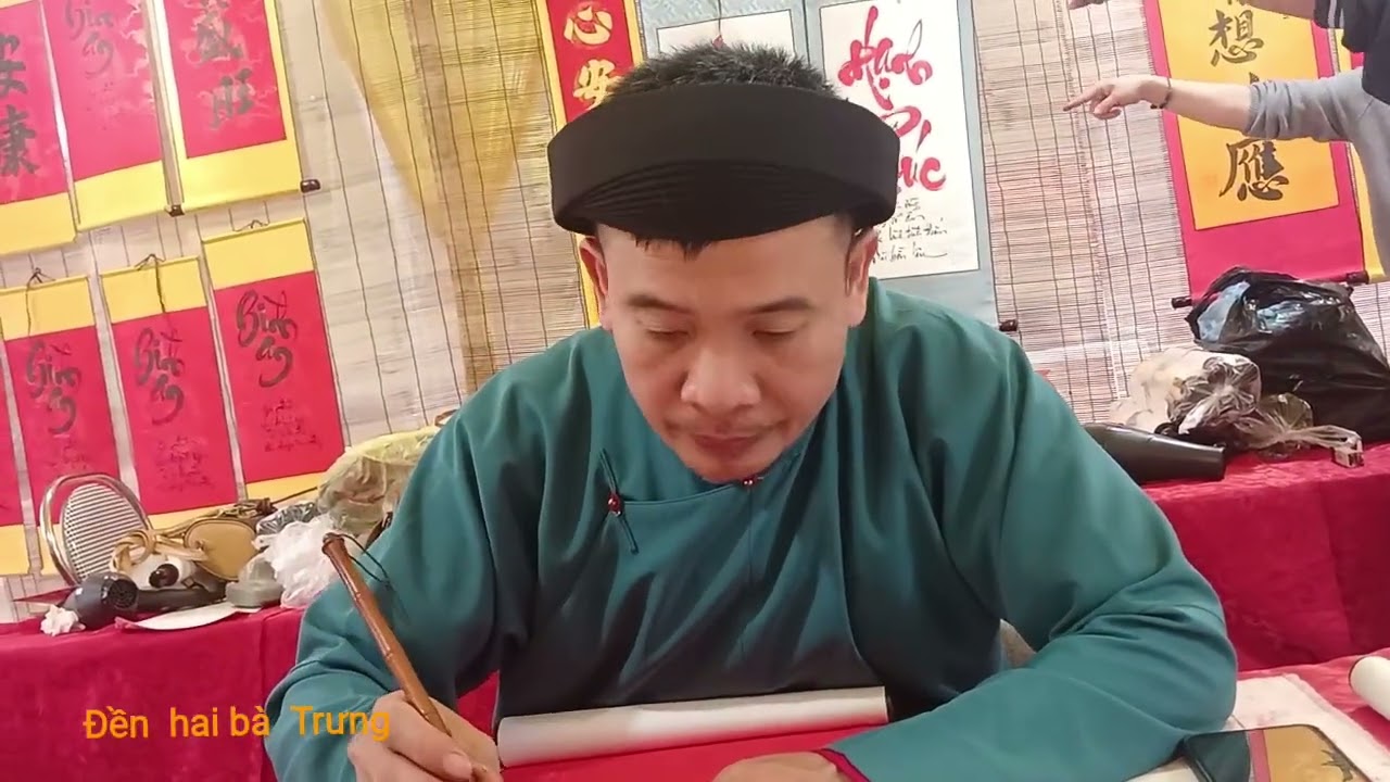 Đền  2 Bà  Trưng  mùng  8 tết  