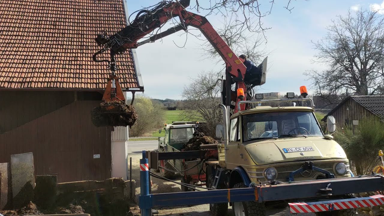 Unimog 406 U65 mit Palfinger PK 10500 beim Mist laden.