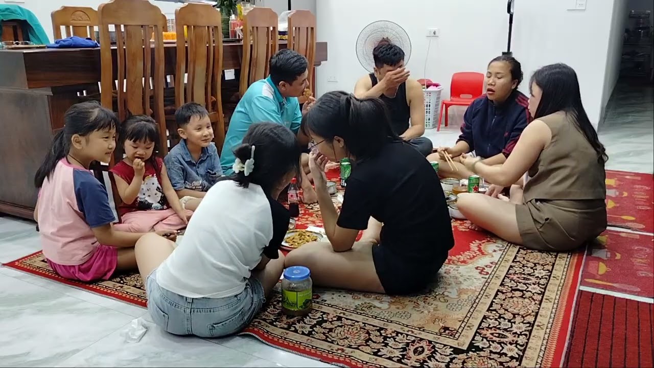 Vợ chồng bạn thân Sang nhà ăn mùng 5