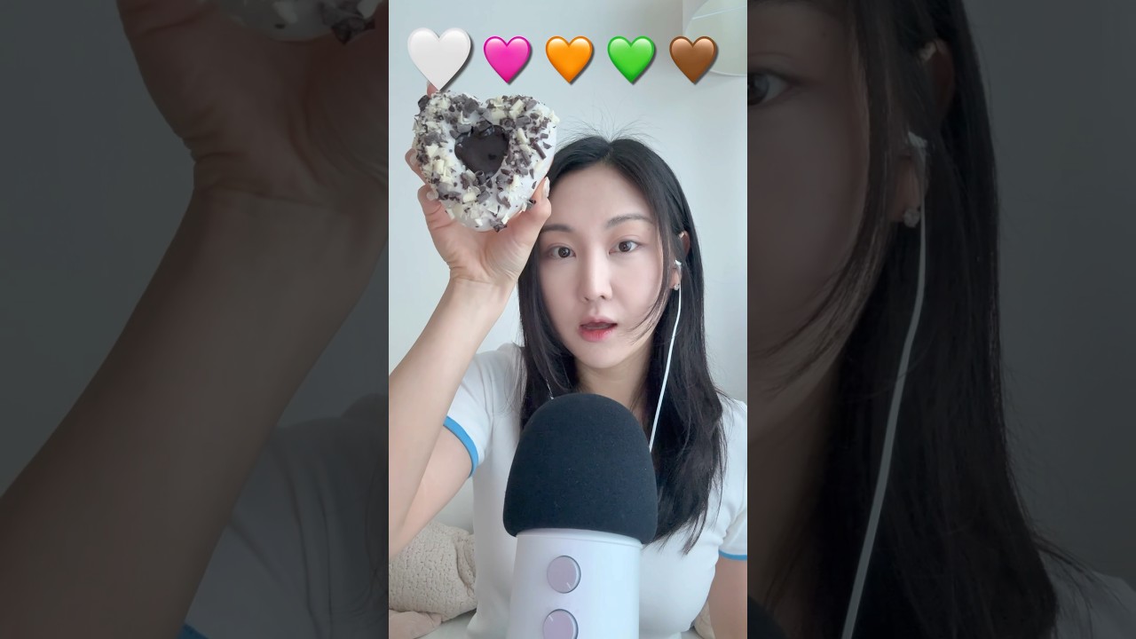 #donuts #eatingsounds #emoji #asmr 가장 맛있는 하트 도넛은 무엇일까요 ? :)