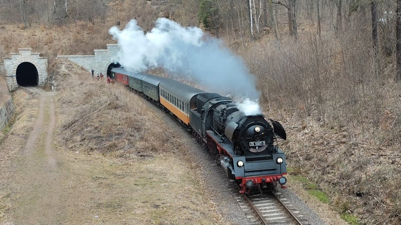 Parow&oacute;z BR35 1097-1 z pociągiem 