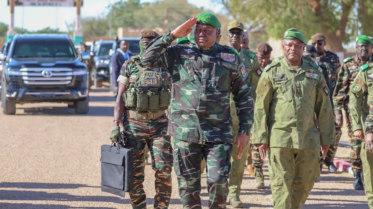 Visite du Pr&eacute;sident de la R&eacute;publique &agrave; la Zone de D&eacute;fense n&deg;2 d'Agadez