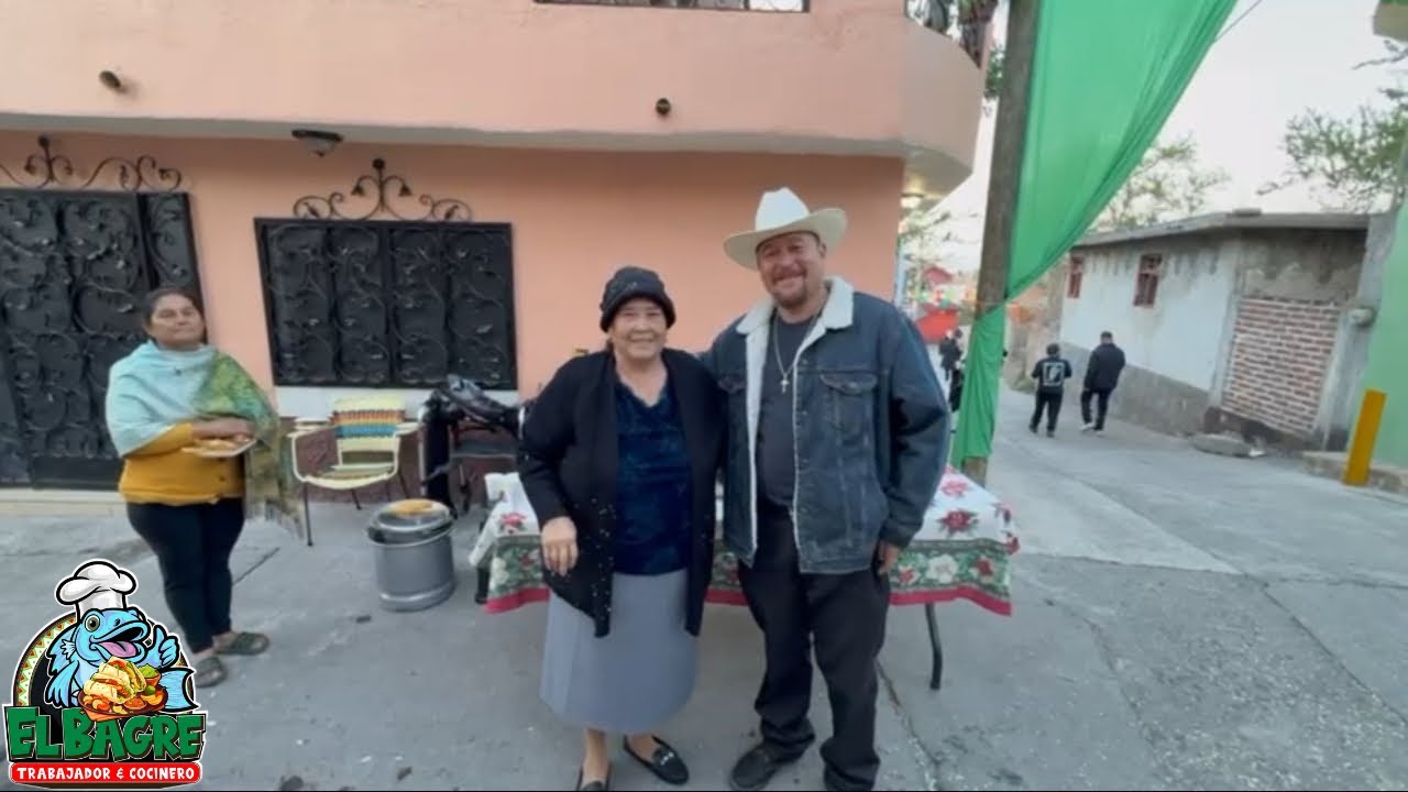 REGALANDO TAMALES Y ATOLE DURANTE LA VENERACIÓN DE LA VIRGEN DE GUADALUPE 🙏🙌
