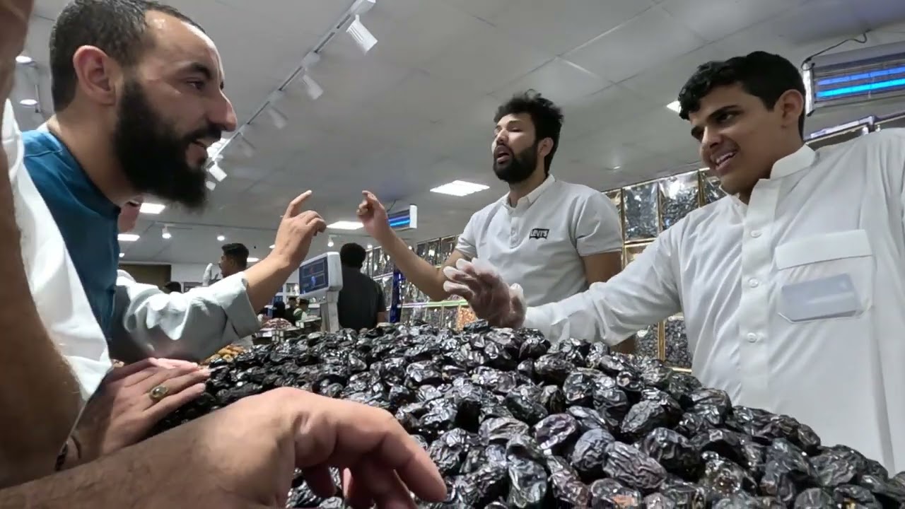 جولة في المدينة المنورة وشراء العجوة للمعتمرين شاهد!