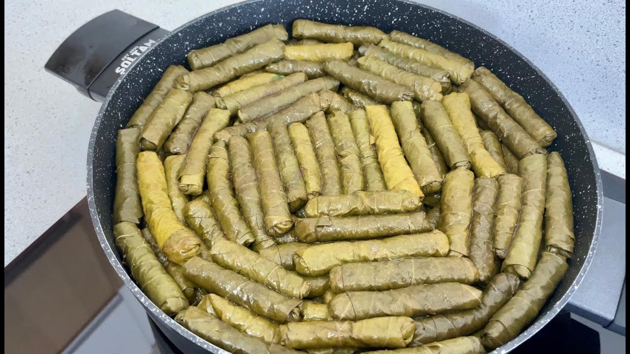 اسهل والذ طريقة لتحضير ورق العنب التركي بحشوة البرغل!!
