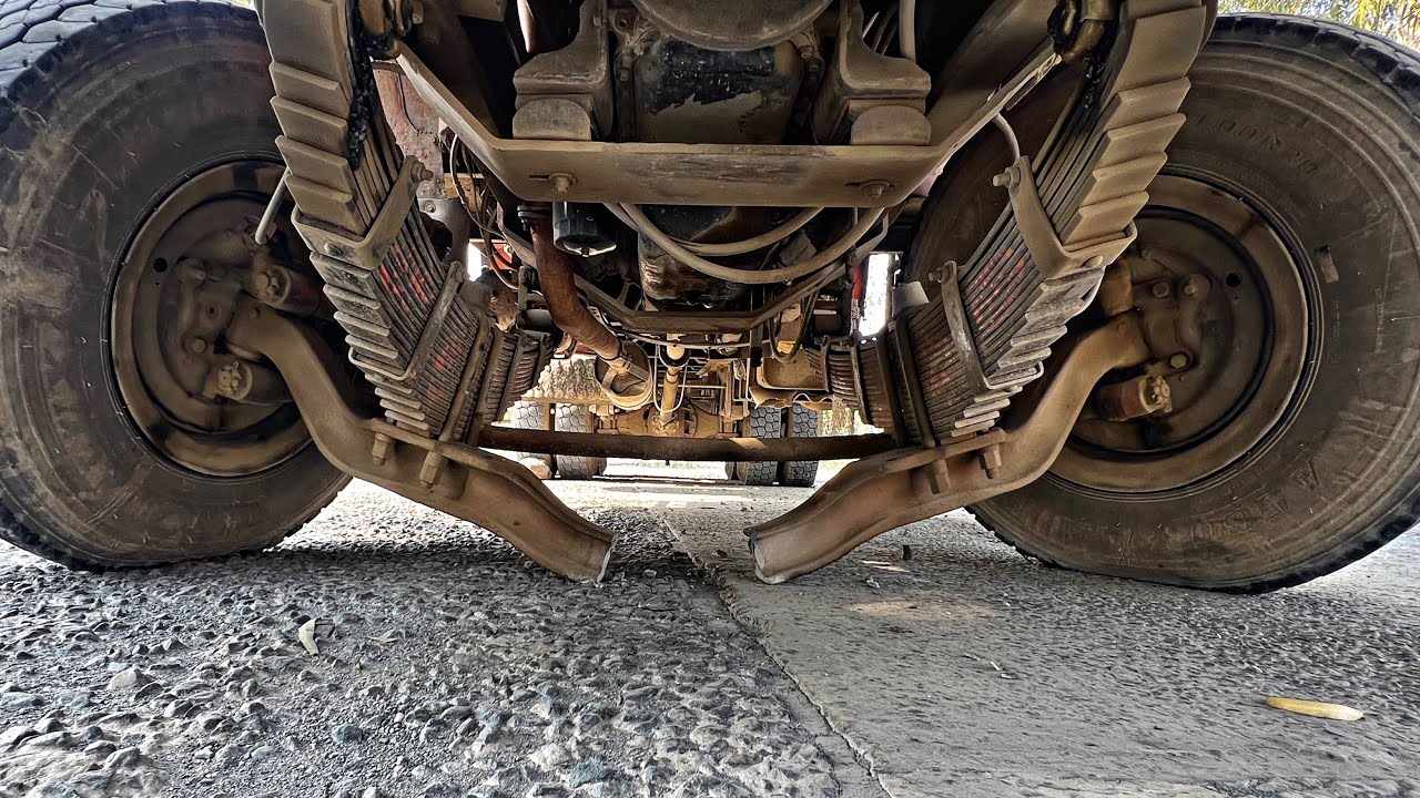 Dangerous Breakdown! The dumper’s front axle snapped into two pieces right in the middle of the road