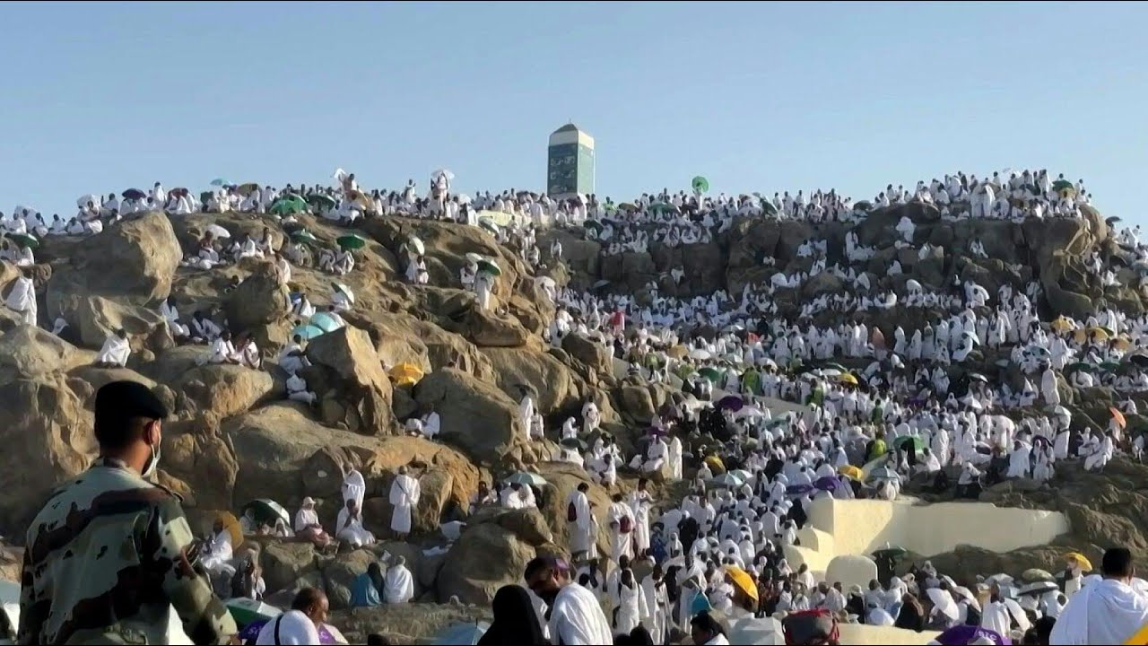 Peregrinos rezam no Monte Arafat sob calor intenso | AFP