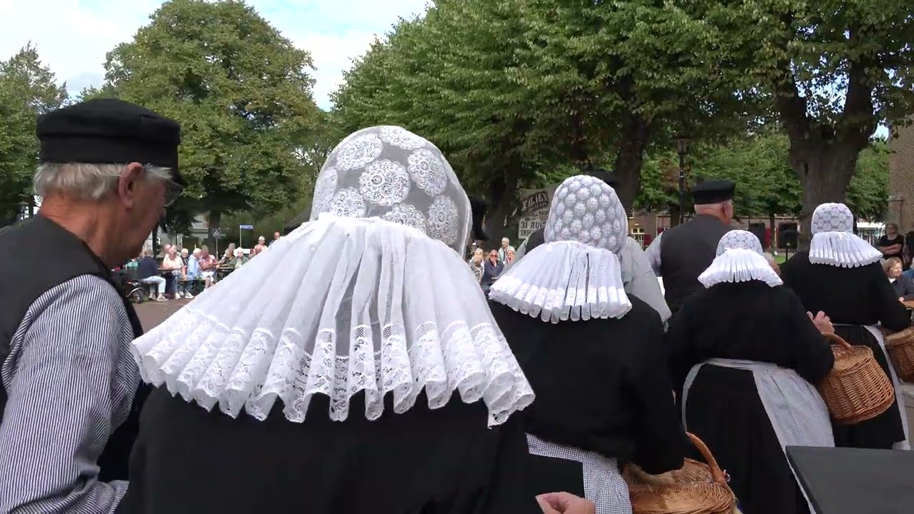 2025 Podlasie is een Poolse zang- en dansvereniging en Wi j Eren 't Olde uit de Velswijk