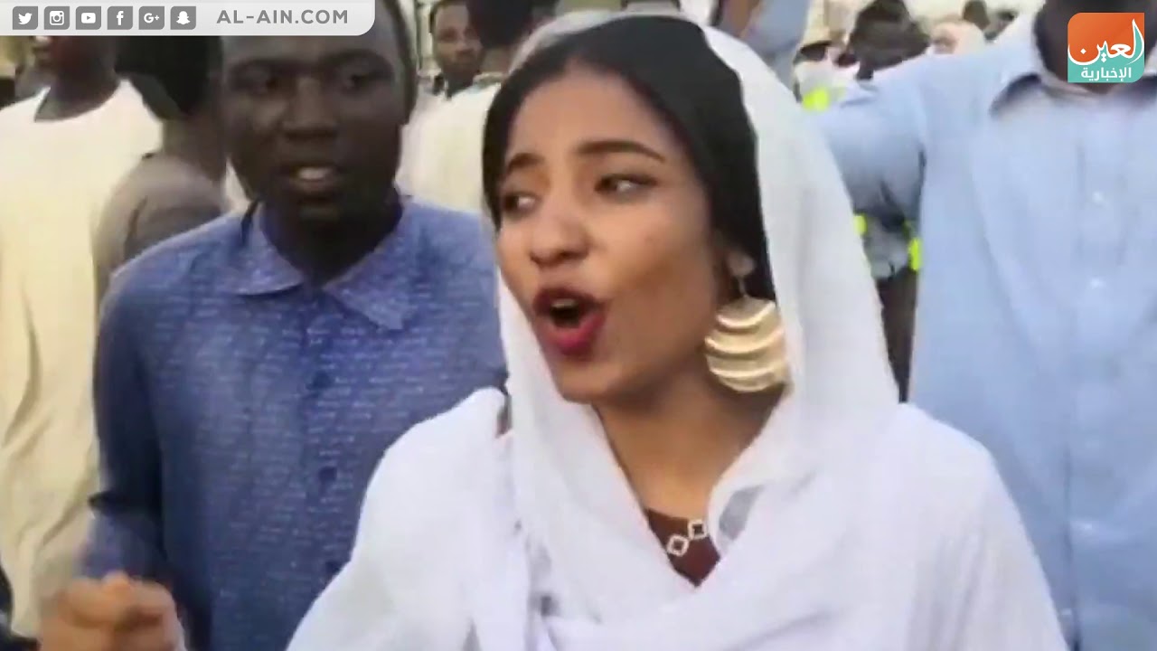الثورة السودانية فتاة.. الوردة بديلة لـ