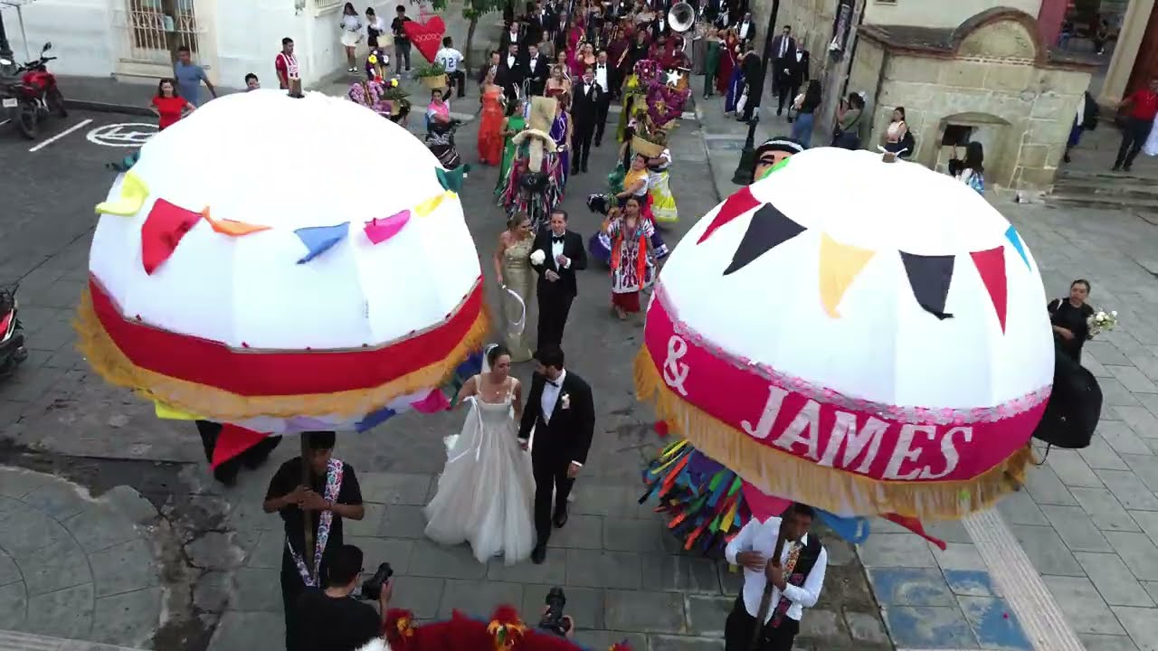 Nuestra boda en Oaxaca Emi & James | Monos de calenda chepanes