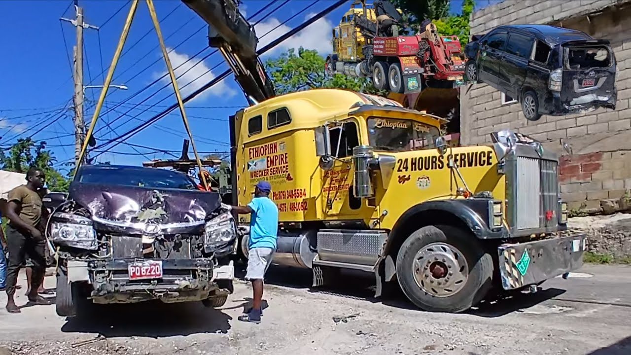 International 9300 with a CAT C15 lifts & remove a bus that crashed badly into a gully 