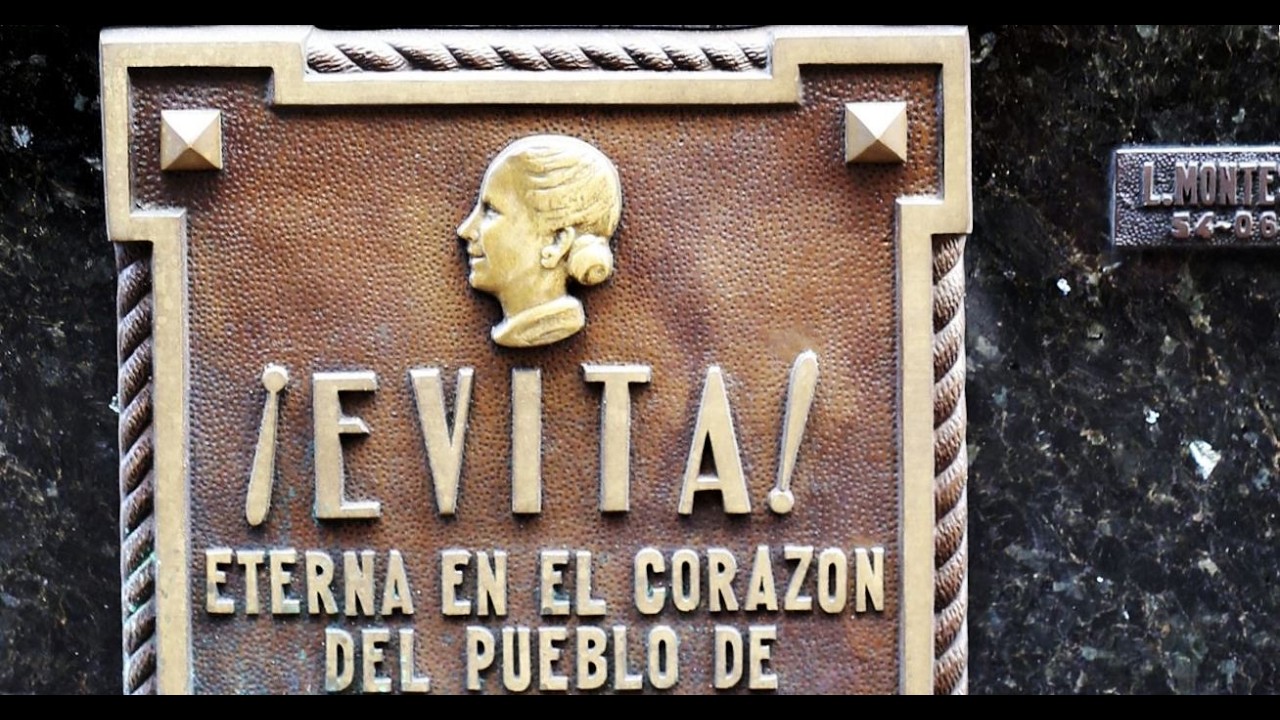 El Cementerio de la Recoleta con el mausoleo de Eva Perón  La Recoleta Cemetery, Buenos Aires