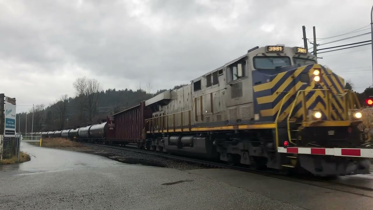 Short & Sweet!!!! CN 356 Mixed Train @ Hatzic BC Canada 21DEC24 Solo ES44AC 3981 Leading