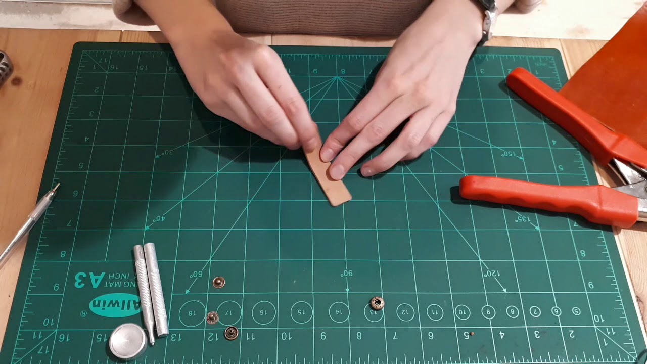 Realizzare un fermacavi da soli | Fai da te | Lavorare con la pelle