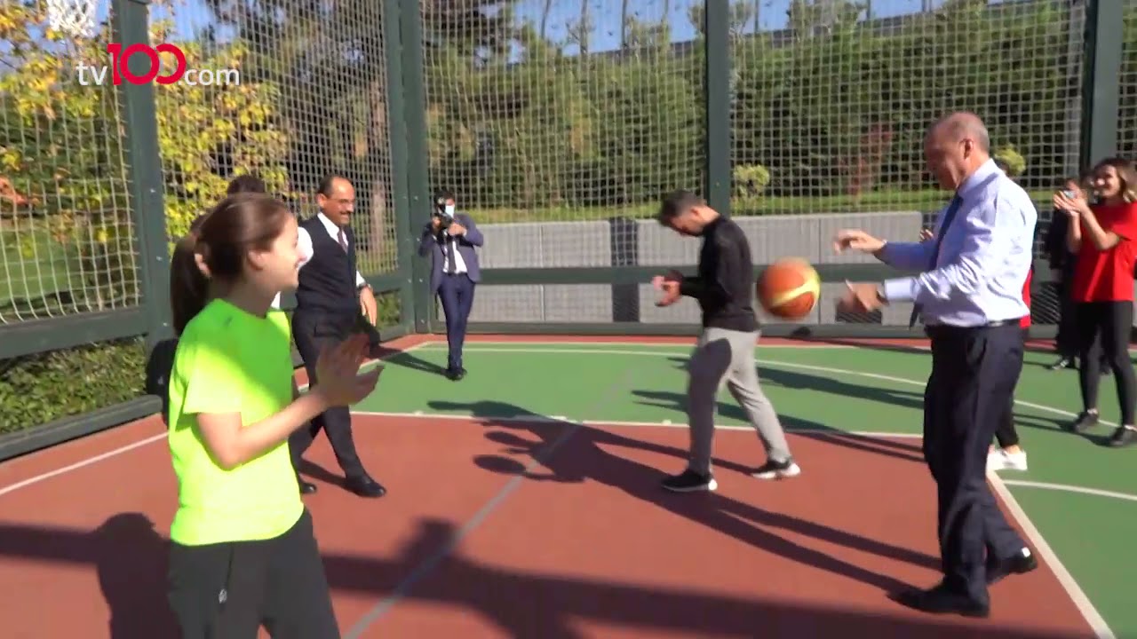 Cumhurbaşkanı Erdoğan gençlerle basketbol oynadı