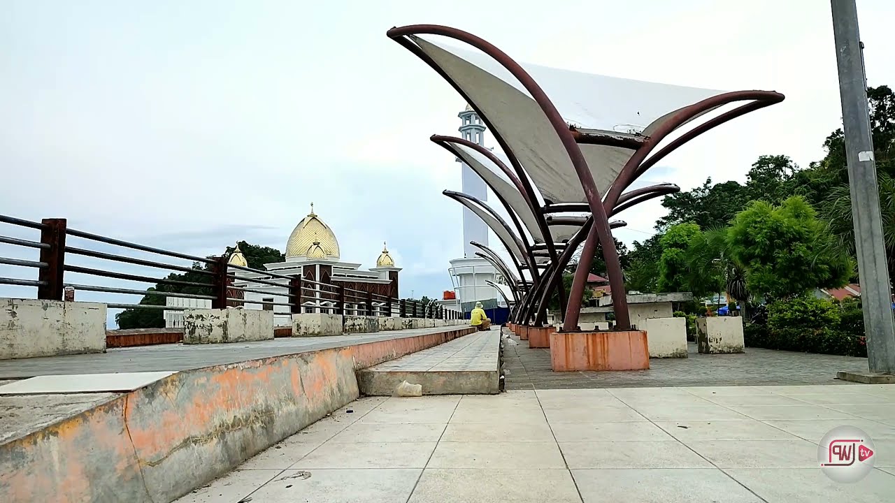 Pesona Masjid Terapung Samudera Ilahi di Pantai Carocok Painan