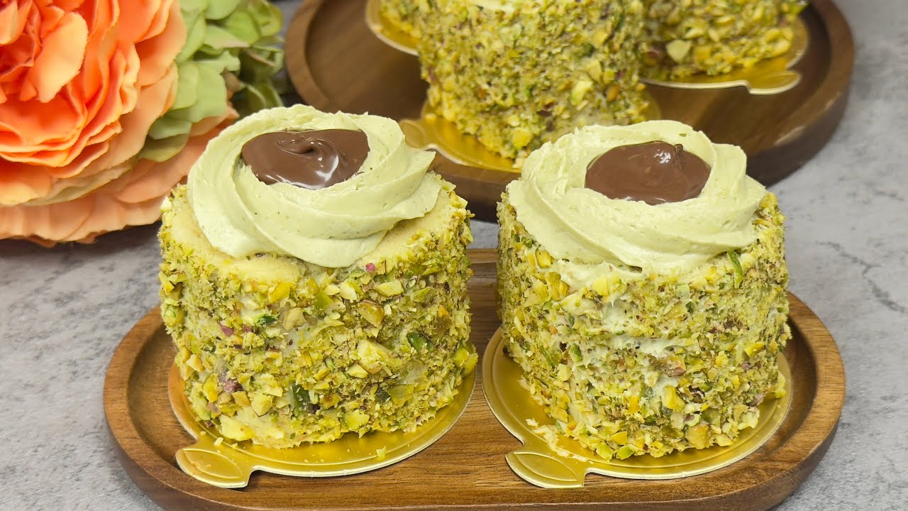 Ruladă pufoasă de vanilie si cremă de fistic | Rețetă ușoară 