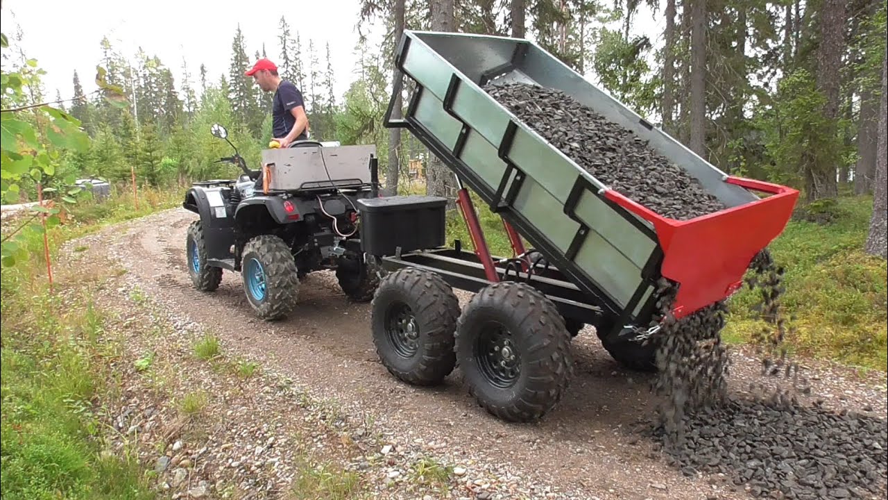 Mönkijällä matonveto - KOE 2 - Rajoitin ketjut | Tipper Trailer spreading Gravel on the road