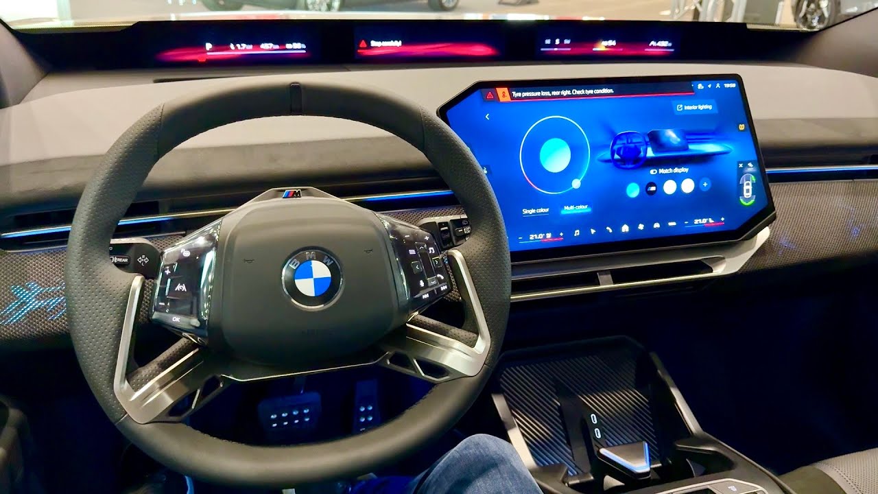 Новый BMW iX3 2026 — подсветка салона и цветовая гамма дисплея.