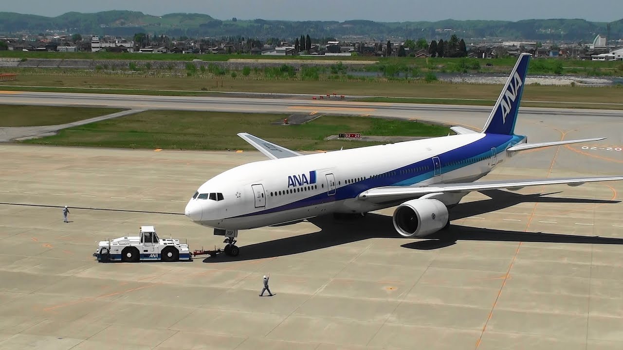 [B777 珍牽引] ANA Boeing 777-200 JA702A LANDING TOYAMA Airport 富山空港 2013.5.12
