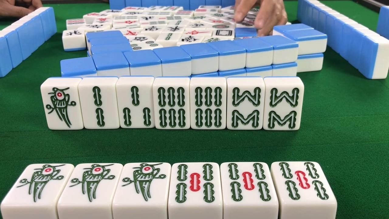 小伙有点后悔了，这牌要说不碰，七小对是不是就成了