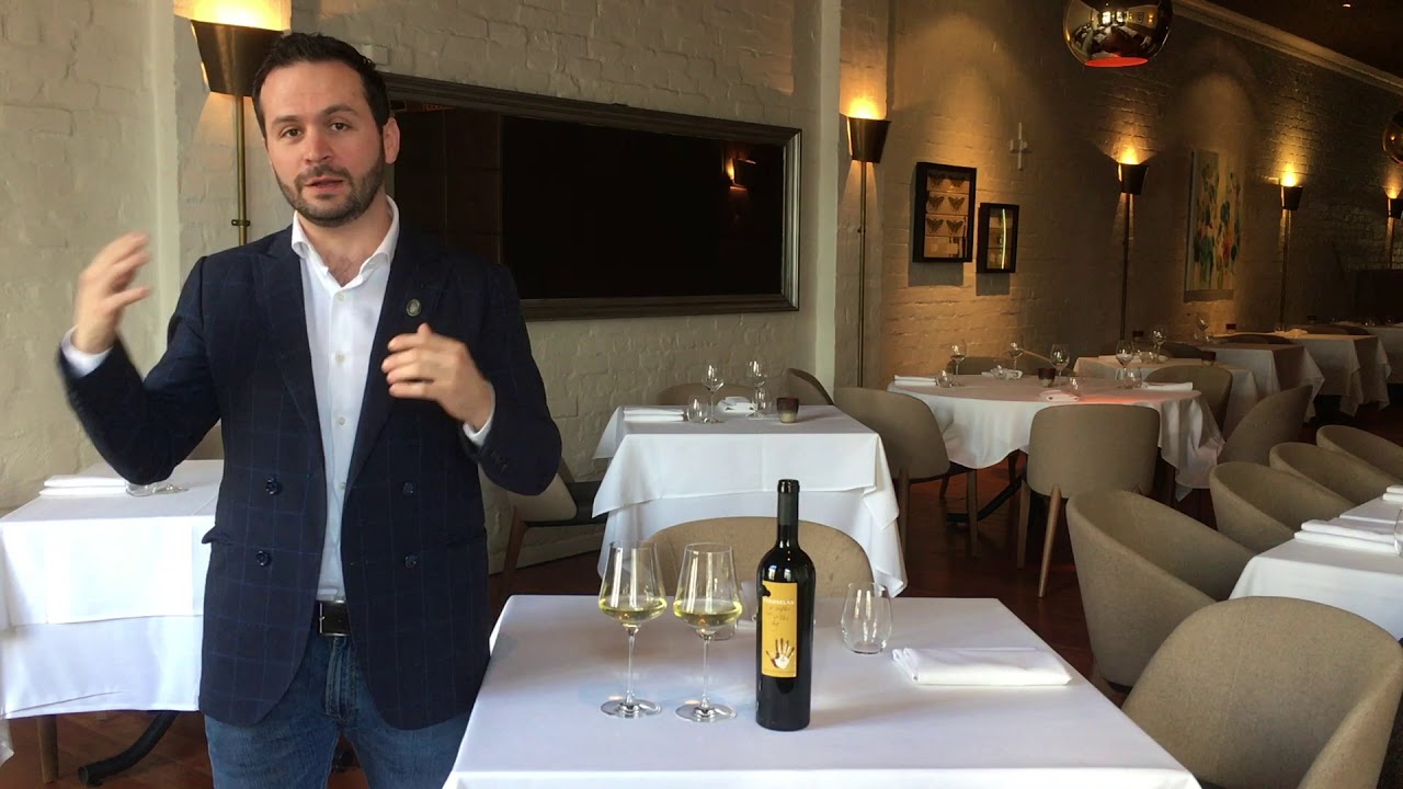 Andrea Martinisi pr&eacute;sente le Chasselas de Vin d'oeuvre, un vin valaisan &agrave; la fois frais et complexe