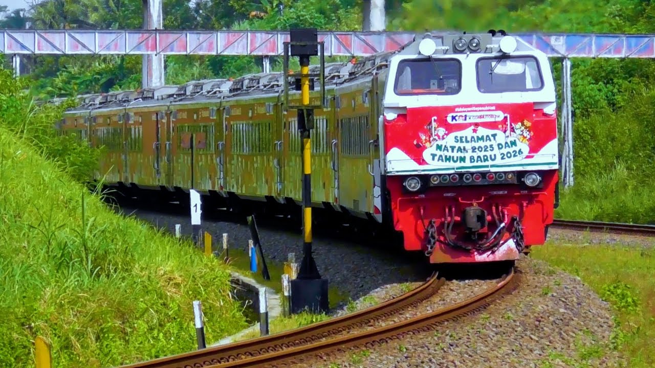RAMAINYA KERETA API SAAT NATARU TIBA ADA TIGA KERETA YANG LIVERYNYA BERBEDA FULL STIKER