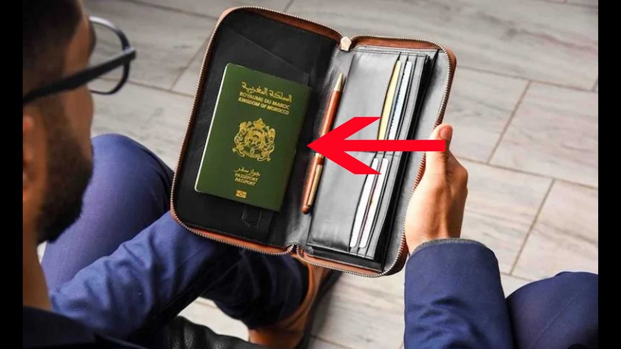 شاب فقير يعمل في فندق وقع في يديه جواز سفر مطابق لإسمه الكامل لن تتخيل ماذافعل به وكم تغيرت حياته