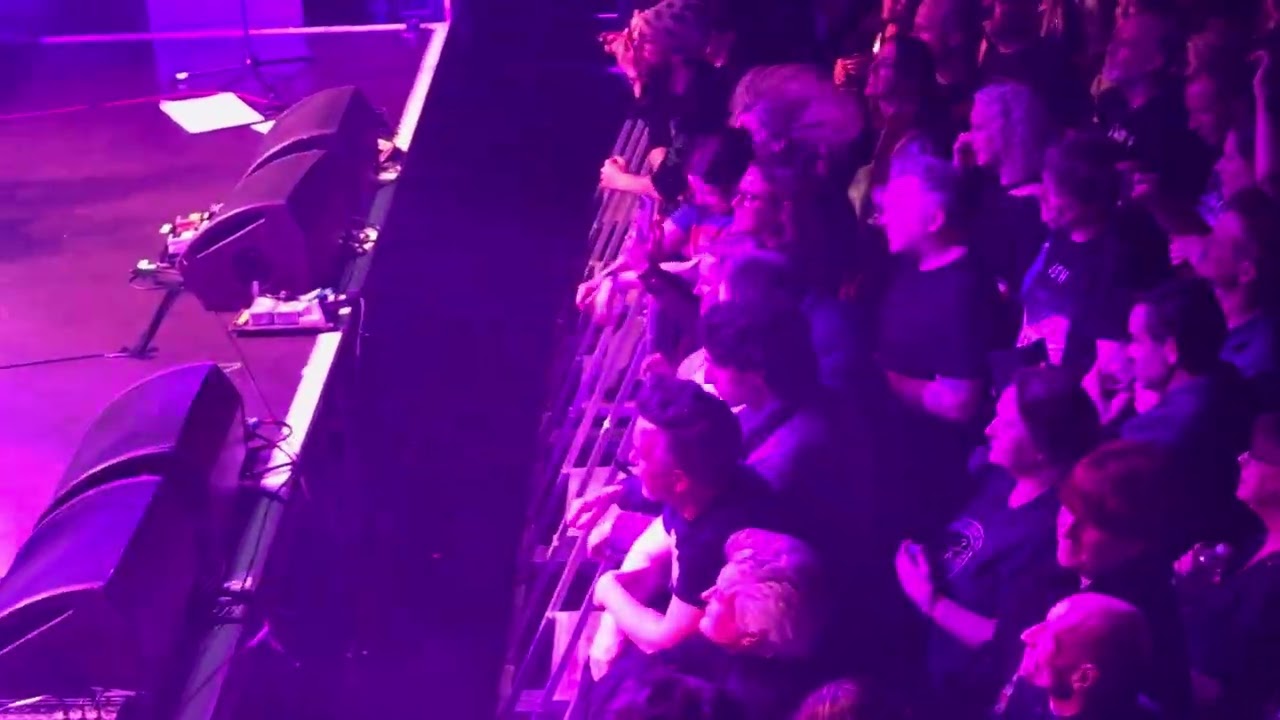 Ash - live at the Academy Theatre Dublin 11-Dec-25 - oh yeah