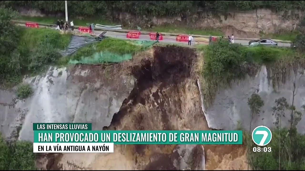 Deslizamiento de tierra sobre la antigua vía a Nayón