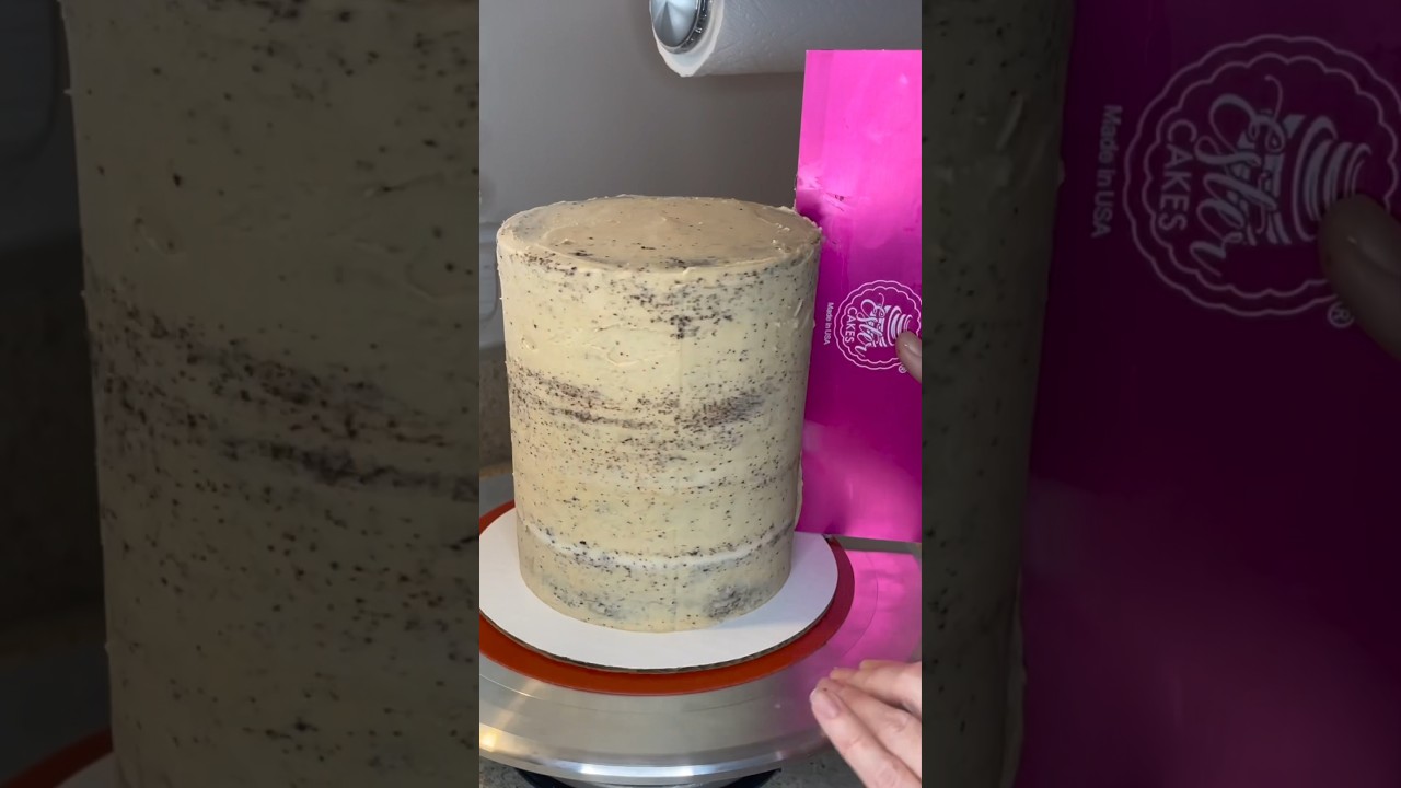Crumb Coating A Cake Tutorial / Naked Cake #cake #cakedecorating #baking
